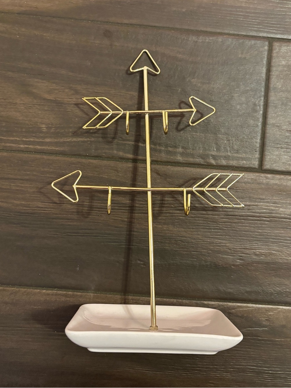 Amazon Essentials Gold Arrow Jewelry Stand with White Dish